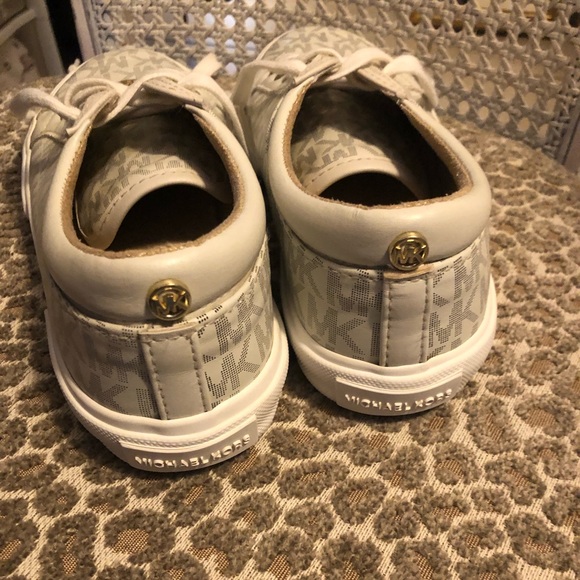 **Girls MK Shoes** SZ 3 ** - Picture 2 of 4